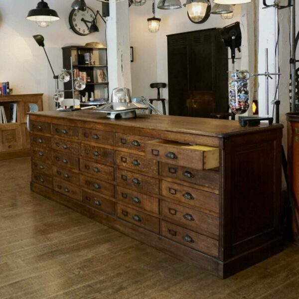 Vieux comptoir a tiroirs