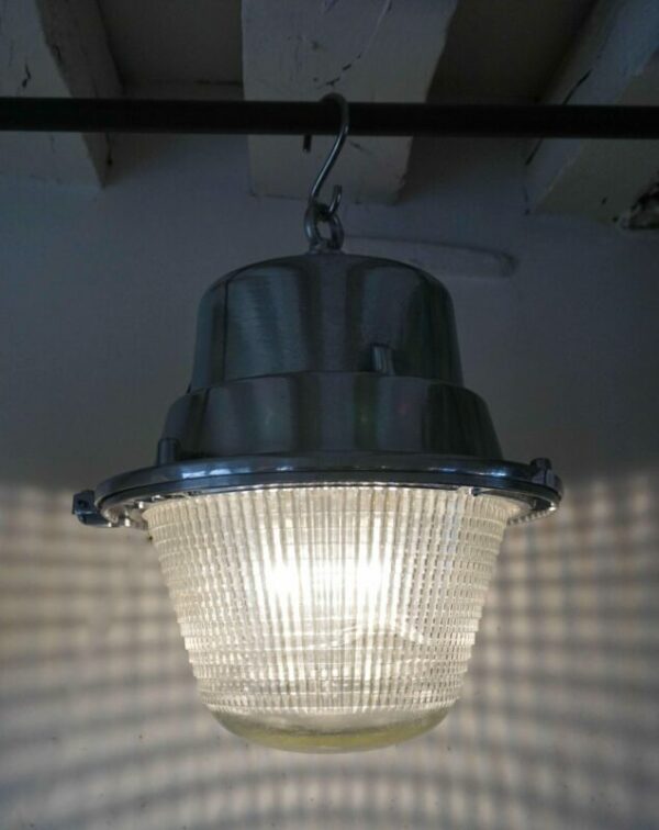 Lampe industrielle en verre strié
