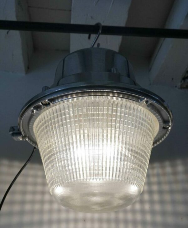 Industrial hanging lamp ideal for kitchen
