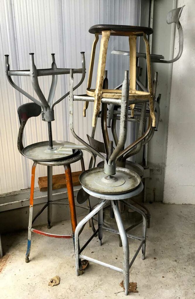 Chaises et tabourets d'atelier vintage