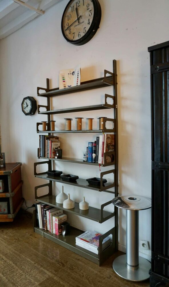 Vintage library strafor