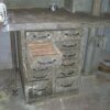 Avant restauration meuble de l'armée dans une usine