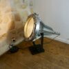 Ancien projecteur d'usine à poser