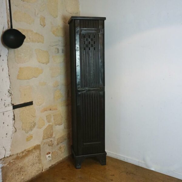 Ancien vestiaire d'usine en acier