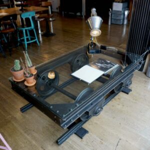 Ancien chariot de mines transformé en table basse