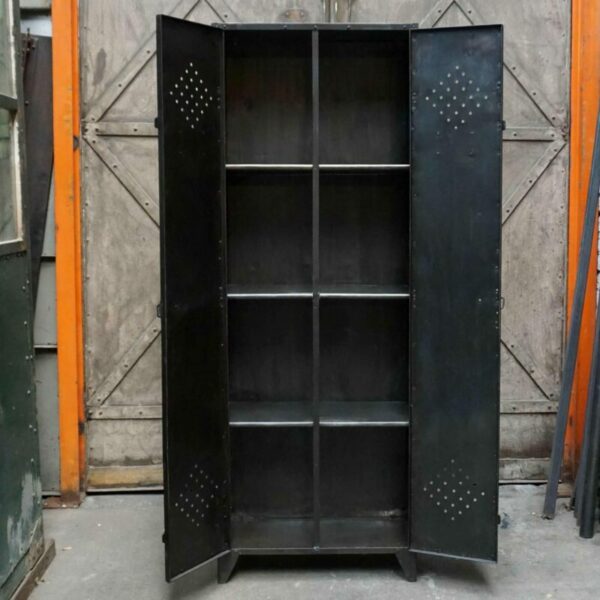 armoire en métal vintage