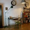 Lampadaire industriel au dessus d'un bureau chez jérôme lepert Paris