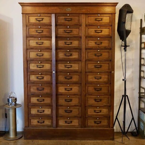 Old clamshell storage unit