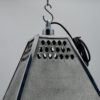 lampe en aluminium en forme de pyramide