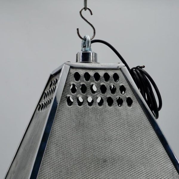 lampe en aluminium en forme de pyramide