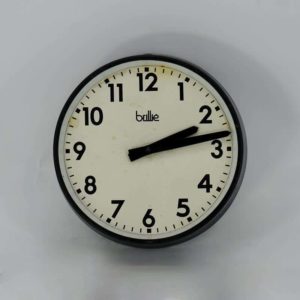 Horloge Brillié en acier, ancienne pendule indus d'usine