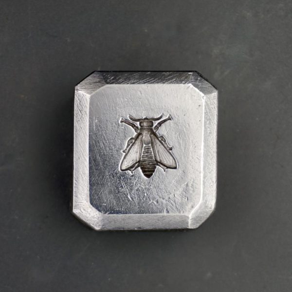 Mouche gravée