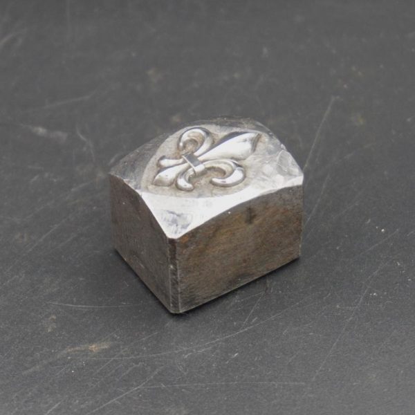 Symbole royal, la fleur de lys