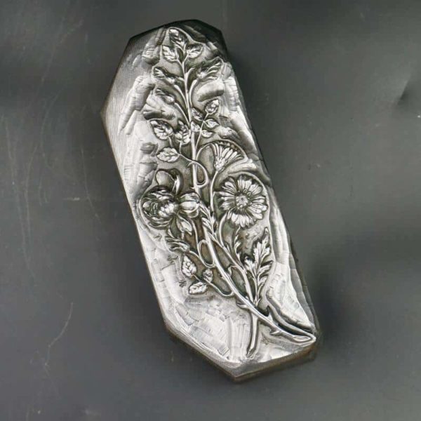 Fleurs gravées dans de l'acier trempé