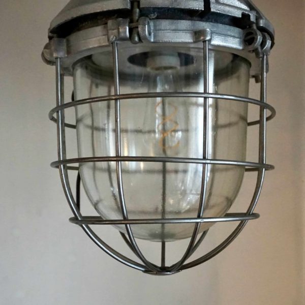 lampe en fonte d'aluminium avec verre et grille