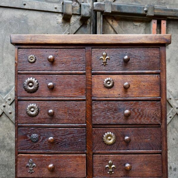 Meuble de rangement en bois ancien avec des tiroirs