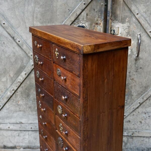 Meuble ancien d'atelier