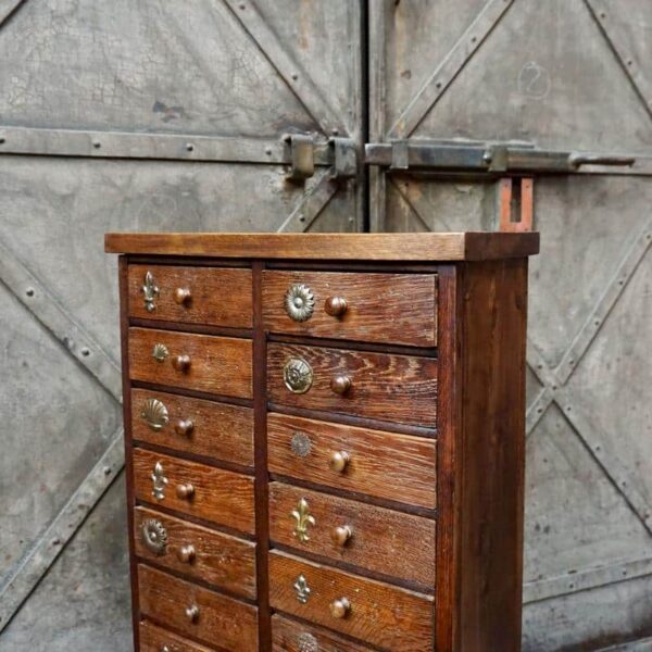 Meuble d'atelier en bois à tiroirs