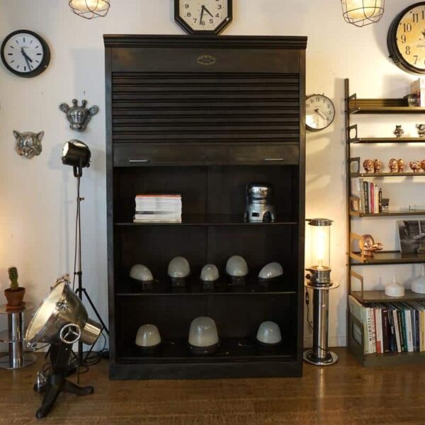 Armoire d'atelier vintage à rideaux avec clef