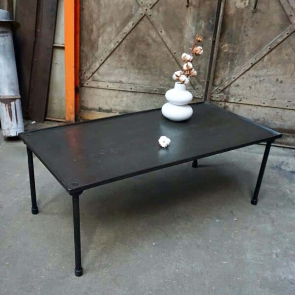 Table basse ancienne en fonte d'acier