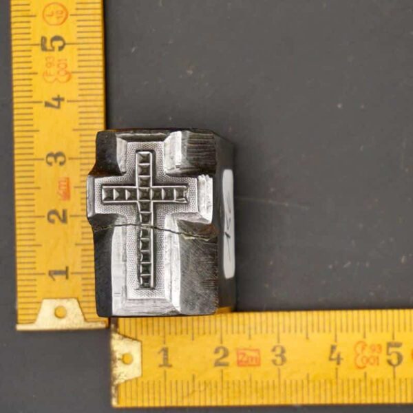 Bijoux ancien, moule de Croix latine