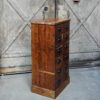 Meuble en bois ancien avec tiroirs