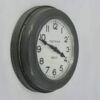 Horloge électrique d'usine marque Brillie en zinc ancien