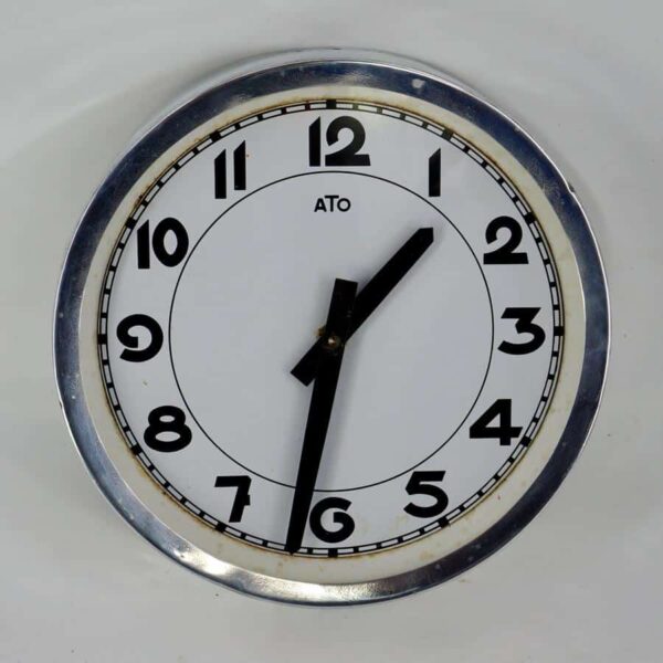 Petite horloge électrique ancienne d'usine