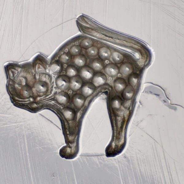 Ancien modèle de broche avec chat