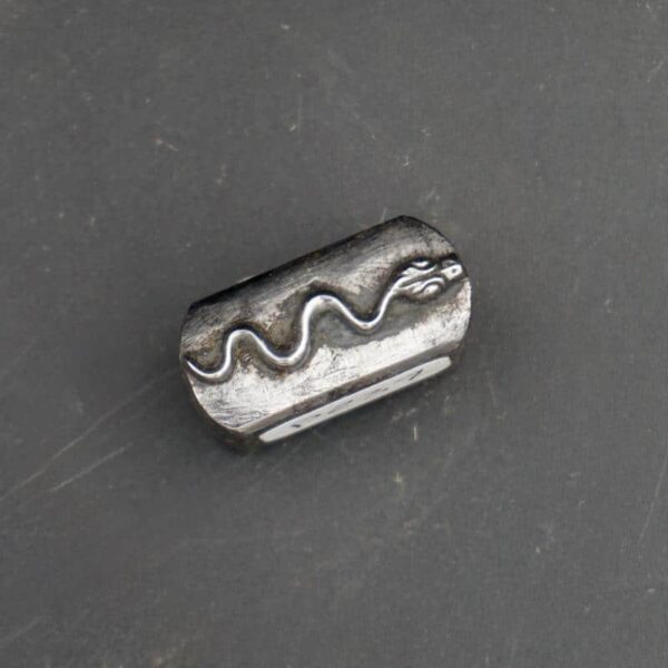 Petit serpent en acier gravé