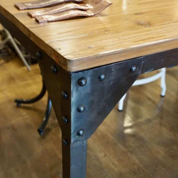 Table rivetée ancienne en bois et métal