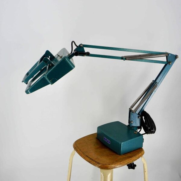 Lampe loupe articulée et orientable
