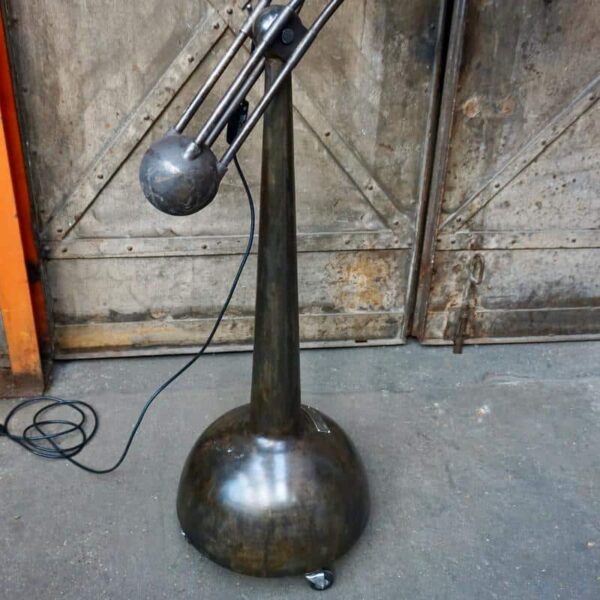 Lampadaire industriel a contrepoids