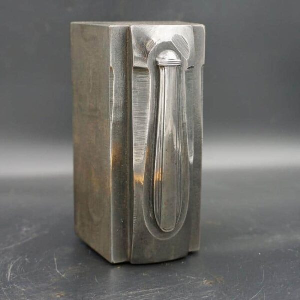 Manche de couteau gravé dans un bloc d'acier