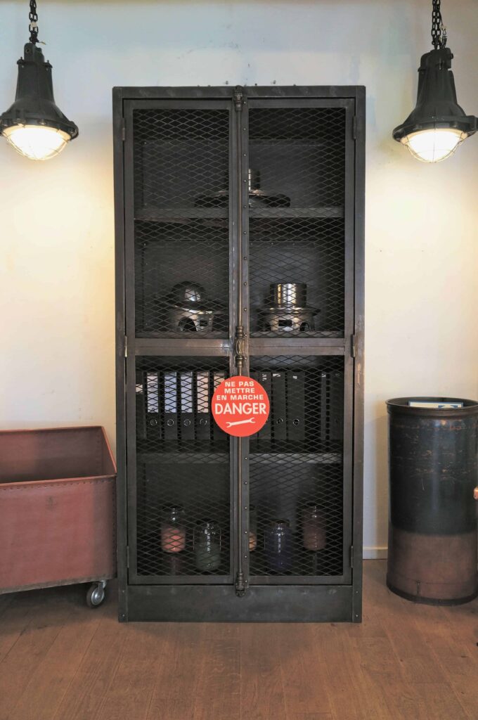 Armoire industrielle grillagée