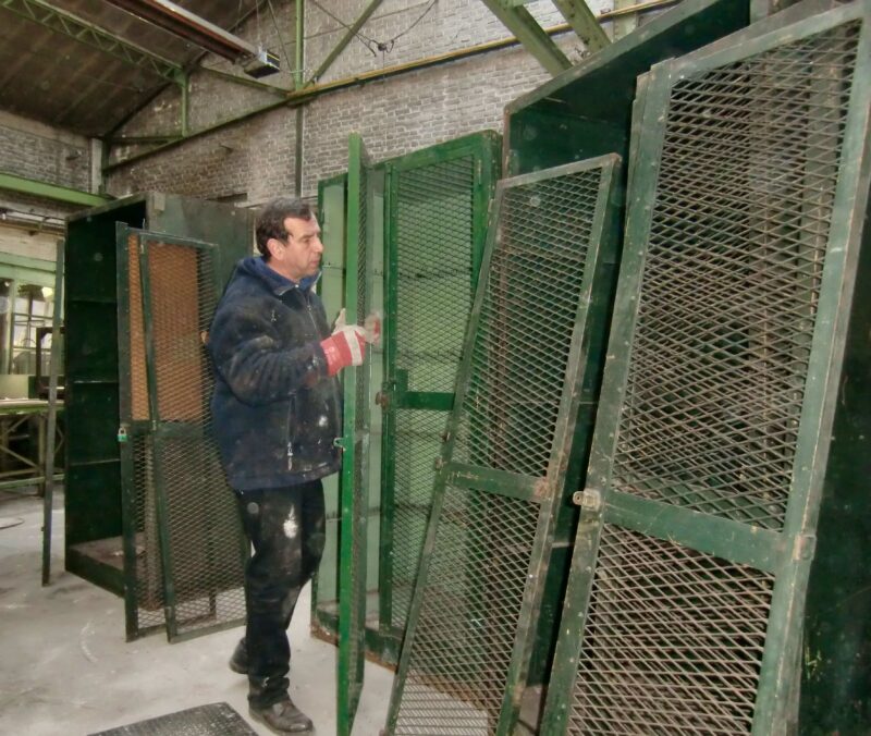 Armoire grillagée rivetée et Jérôme Lepert