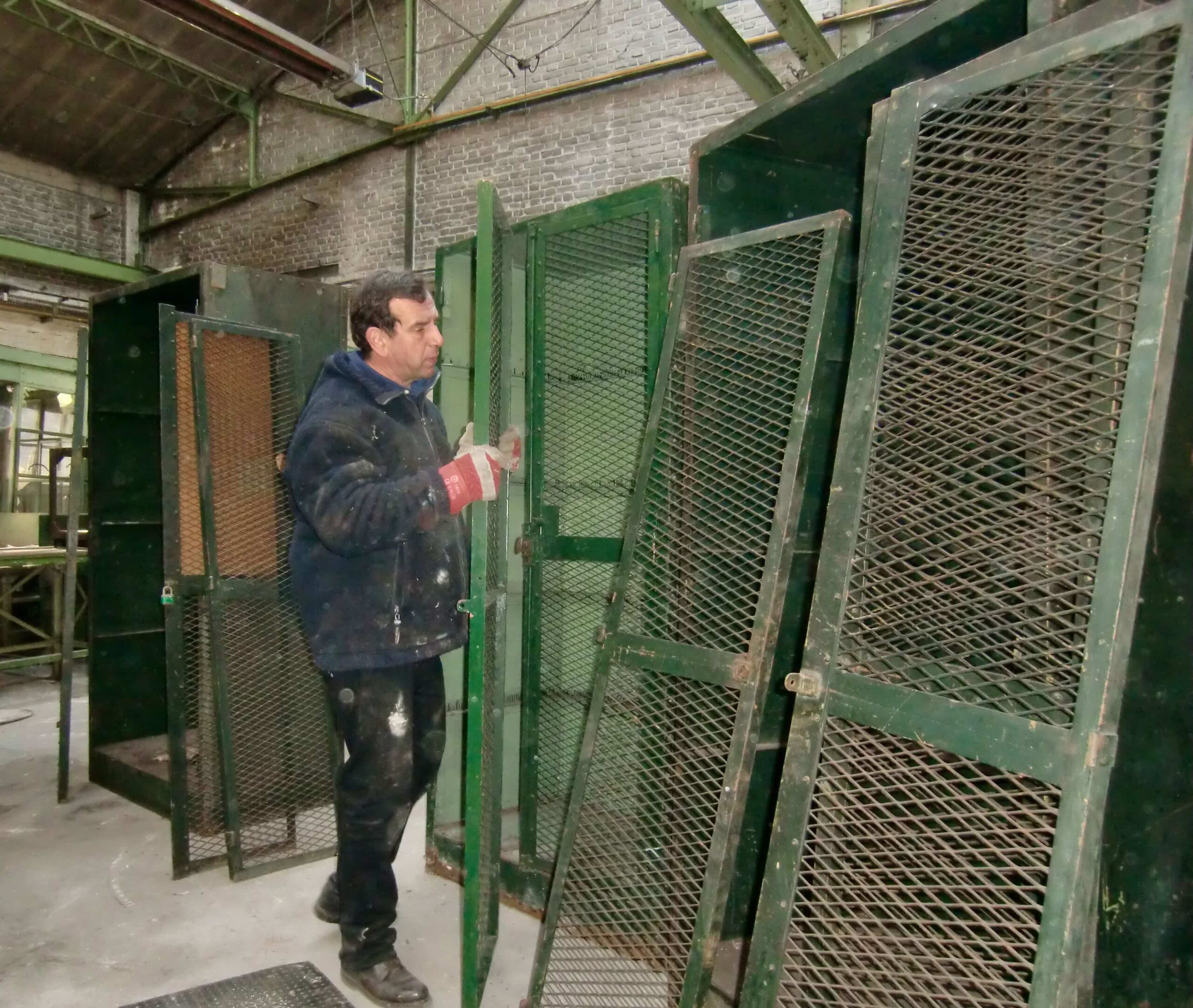 Armoire grillagée rivetée et Jérôme Lepert