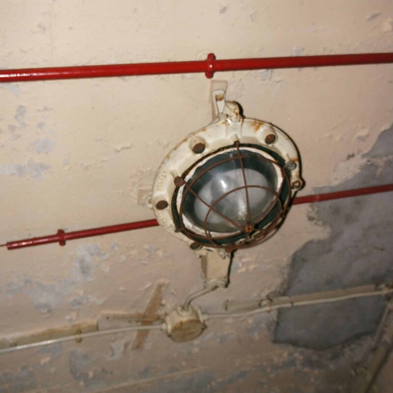Lampe sammode dans usine