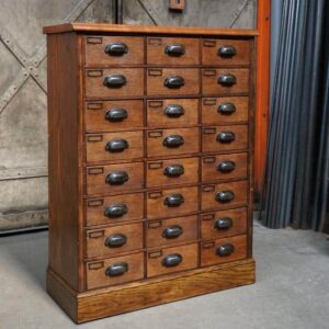 Meuble de rangement à tiroirs en bois avec porte étiquette