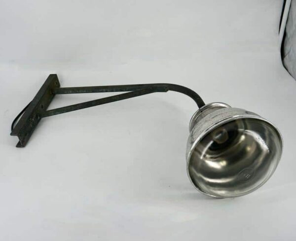 Lampe avec bras galvanisé pour extérieur, façade.