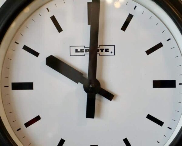 Horloge avec cadran sans chiffres