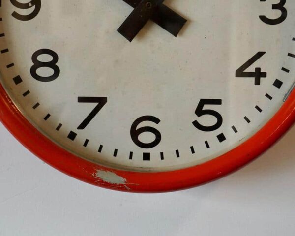 Horloge a chiffres batons ancienne