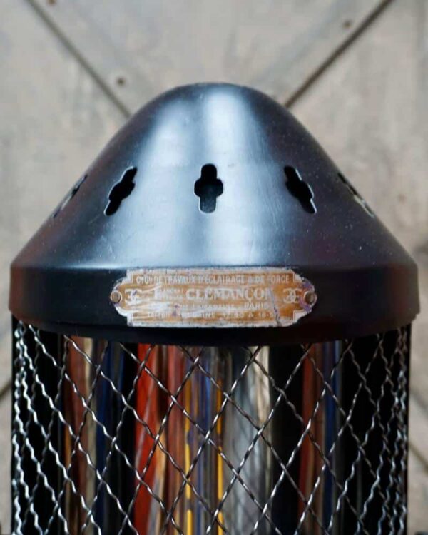 Lampadaire noir insolite