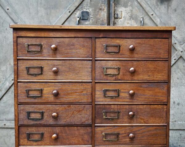Tiroirs en bois avec porte étiquette en laiton
