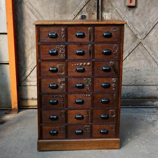 Meuble d'atelier en bois ancien