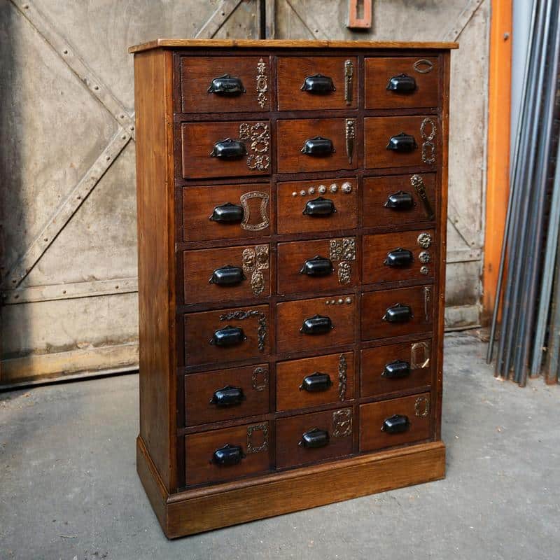 Meuble en bois avec pleins de tiroirs