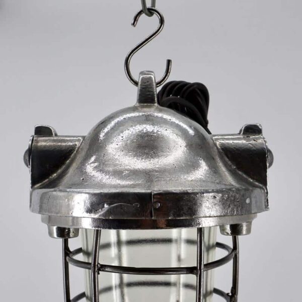 Lampe a suspendre en aluminium et verre avec une grille