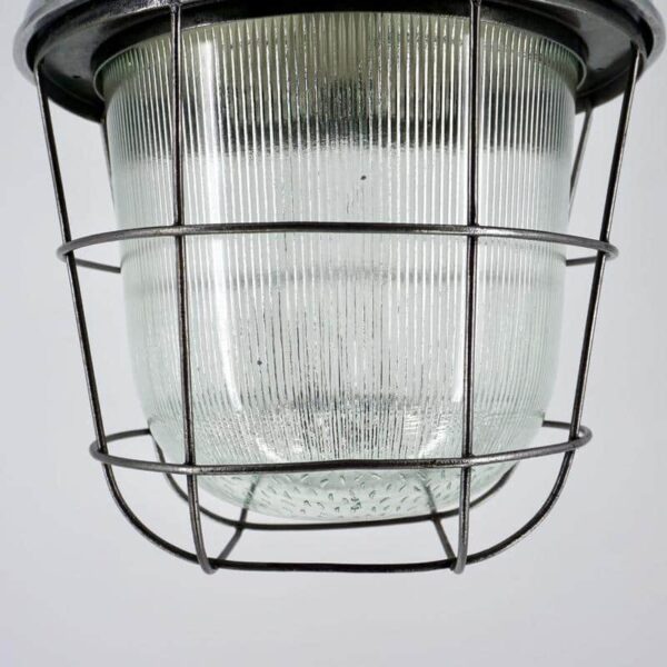 Lampe d'usine ancienne avec grille