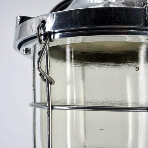 Lampe industrielle ancienne avec verre et grille