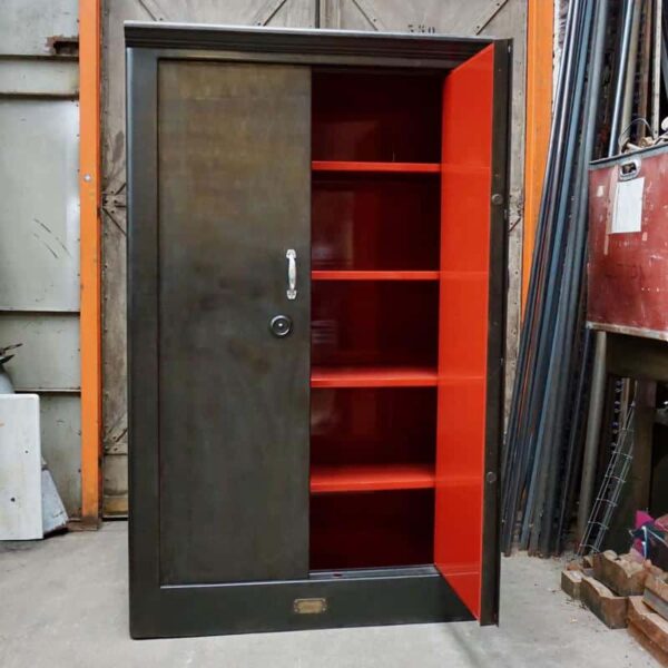 Armoire industrielle vers 1950 avec étagères réglables en hauteur